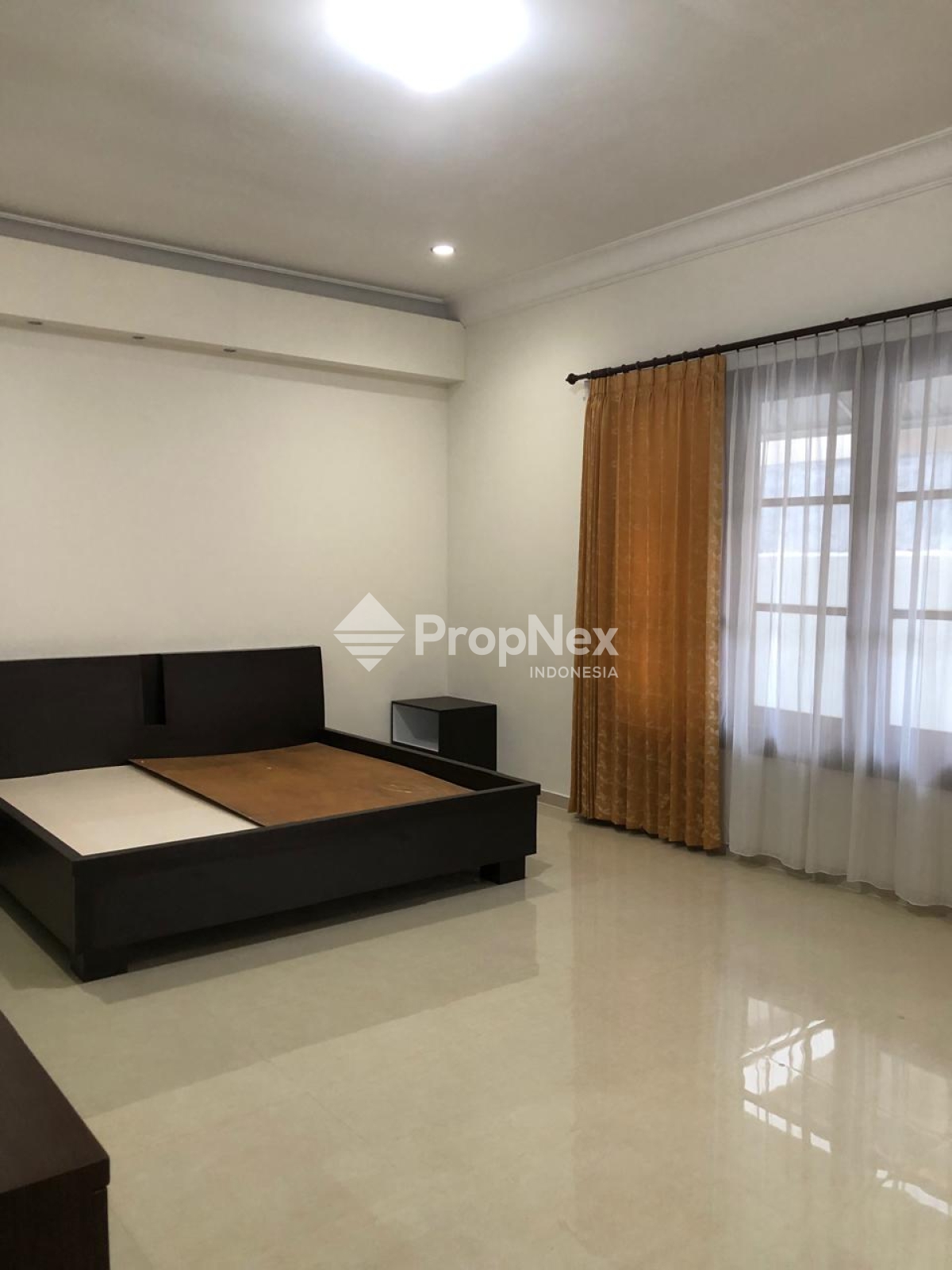GRAHA FAMILY,  Rumah Semi Furnish Sudah Renovasi — foto 9